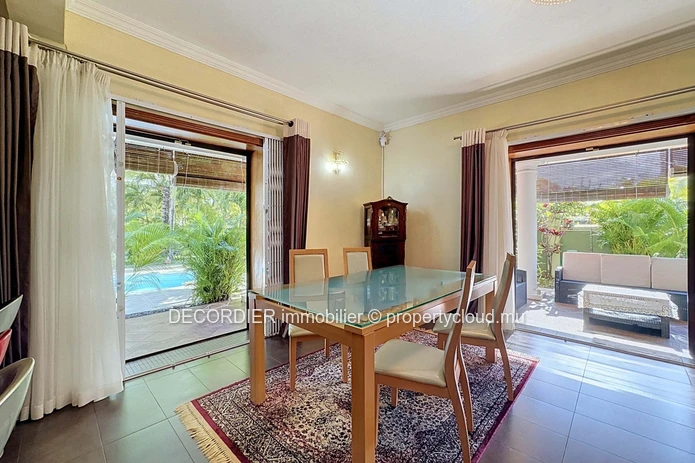 Grande maison individuelle avec piscine et jardin arborée