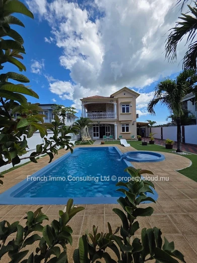 Villa de 5 chambres et bureau avec jardin et piscine a pereybere