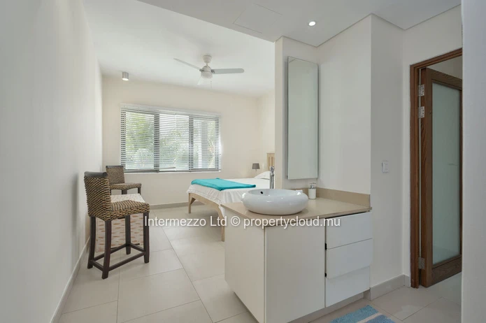 Luxury apartment with plunge pool – 1-minute walk from Bain Bœuf Beach Asking Price 430000 €