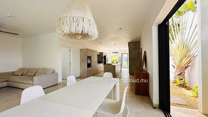 Contemporary Villa With Swimming Pool