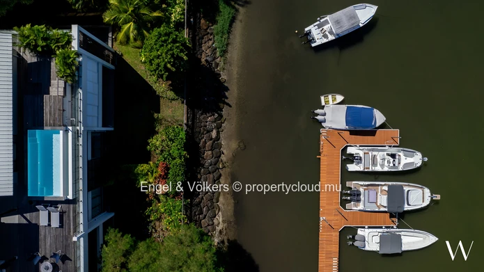Elegant Waterfront Living with Boat & Skipper Access