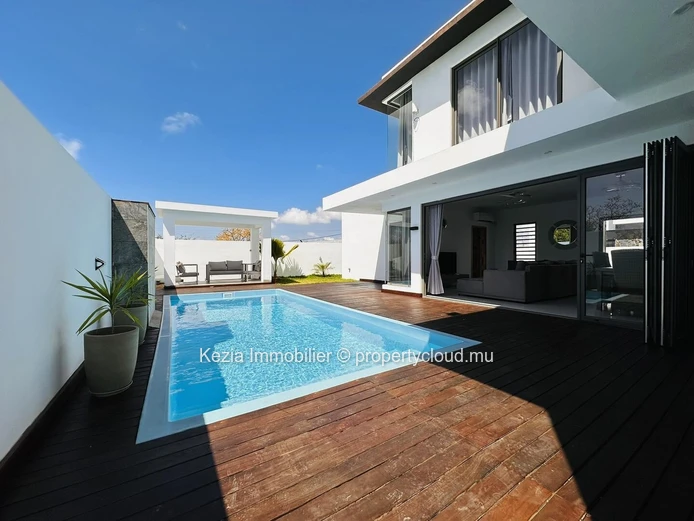 Contemporary Villa With Sleek Architecture