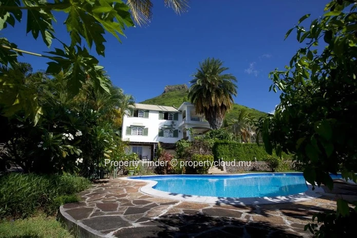 Estate Villa with Airbnb Guest Suites, Squash Courts & Sea Views - For sale - Tamarin