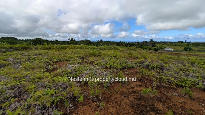 Terrain de 2,321m2 près d'une rivière 