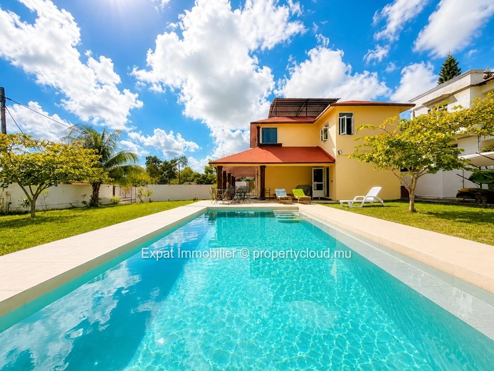 Magnifique villa 3 chambres avec grand jardin et piscine à louer à La Gaulette