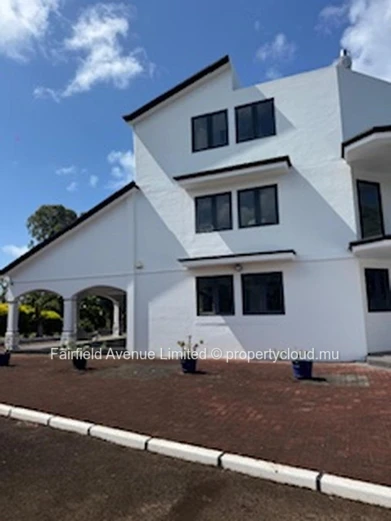 Stunning 4-Bedroom House in Roches Noires with Spacious Garden and Close to Amenities - Don't Miss Out!