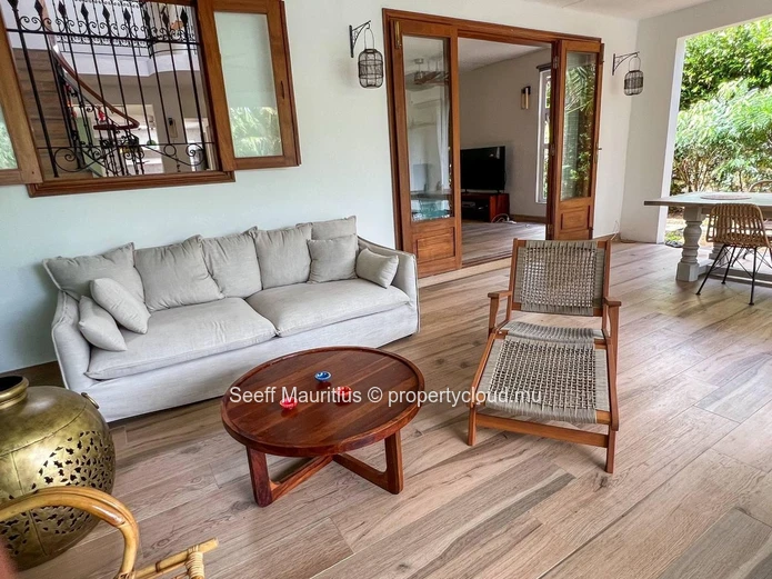 Villa rénovée de 4 chambres avec piscine privée et jardin