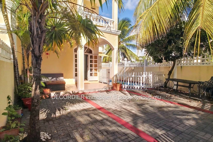 House in a secure residence with private pool