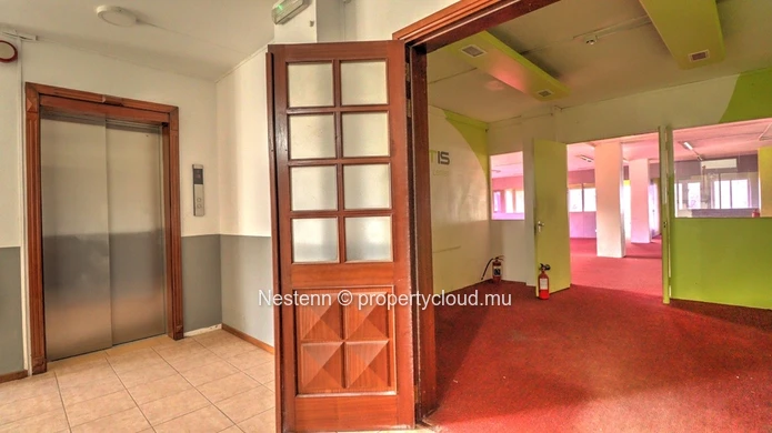 Office space of 371.61 m² 