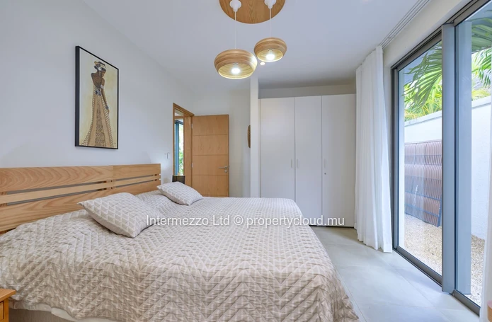 Villa 4 chambres en suite avec studio indépendant à vendre – Domaine de Mahé, Grand Baie – Jardin tropical & sécurité €