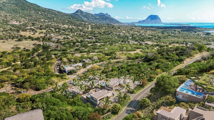 Luxury and serenity embodied by this 314 m² triplex villa with a view
