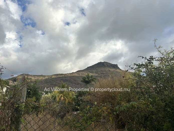 Terrain résidentiel de 1 064 m² à vendre à Rivière Noire