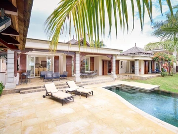 4 bedrooms villa with private pool and garden in a golf estate. SCHEME IRS. 