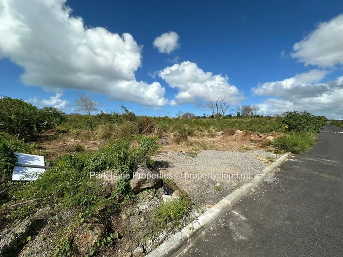 Terrain Freehold à vendre à Grand Baie – Résidentiel & Commercial