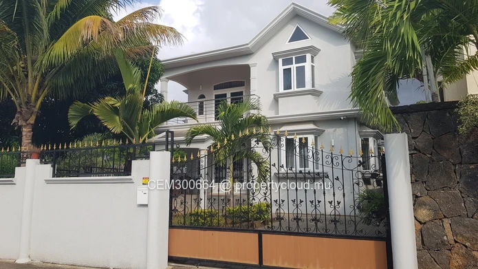  Appartement meublé au rez-de-chaussée à louer – Trou aux Biches