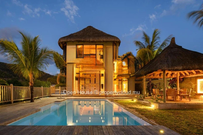 Waterfront villa for sale in the unique Marina of the island, 395m², pool, 12m boat mooring, 5 bedrooms.