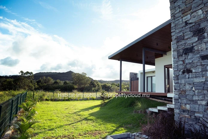 To rent : This elegant 285 m² villa offers the ultimate luxury living experience, nestled within a prestigious golf e...