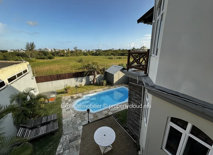 Villa 3 Chambres Avec Piscine, Garage Et Beaux Volumes – Péreybère