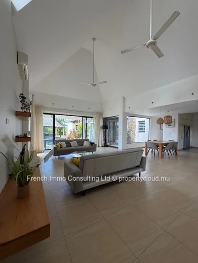 Belle villa de 4 chambres en suites, 300 M2 hab sur 760 M2 de jardin, accessible aux etrangers