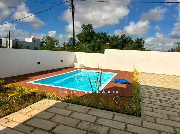 Villa moderne neuve avec 3 suites, piscine et grand jardin – Proche de Chemin Vingt Pieds, Péreybère 