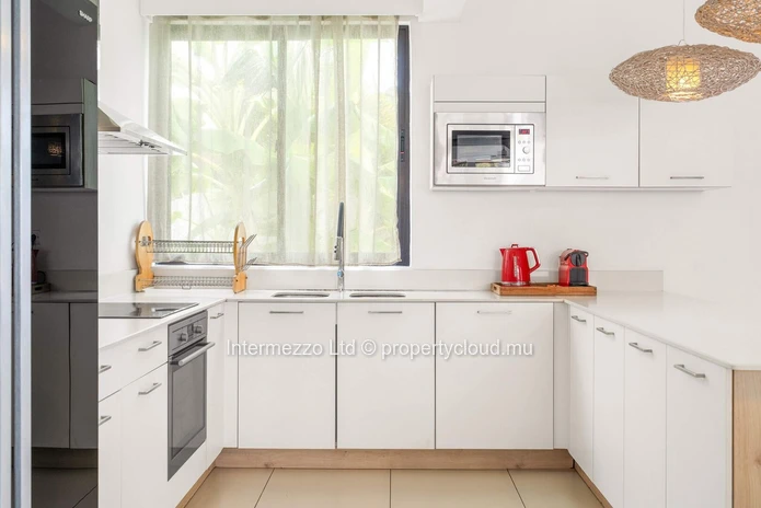 Élégante Villa avec Piscine, Jardin et Terrasse Couverte à Pereybere – Résidence Privée Sécurisée (RES)