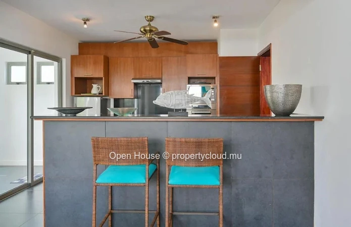 Contemporary villa facing the sea, with beach access, 3 ensuite bedrooms, swimming pool, and gym.