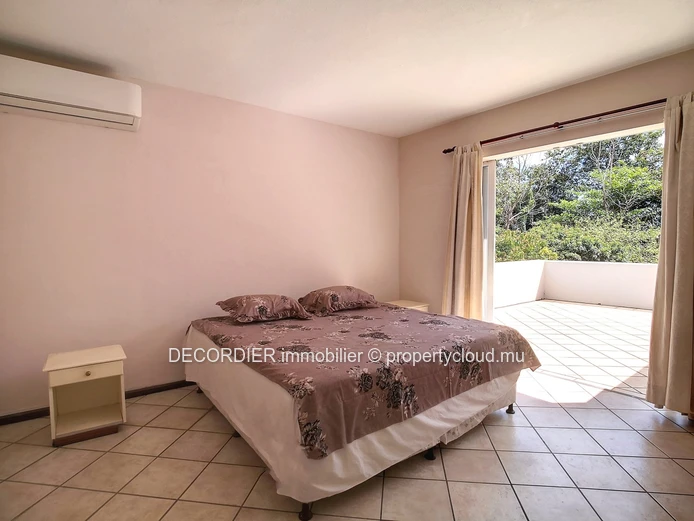 Beautiful house with swimming pool on a large plot of land in front of a river