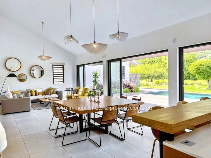 For Sale – Elegant Property with Breathtaking Views in the Sought-After Palmyre Morcellement, Black River.