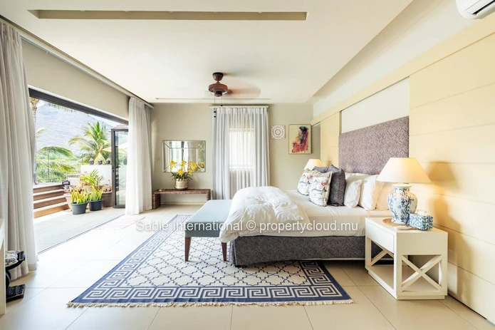 Luxurious Beachfront RES Apartment in Rivière Noire with stunning views and modern amenities. 4 bedrooms, sea access,...