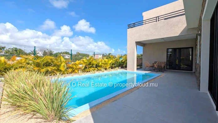 Dans une toute nouvelle résidence sécurisée, exclusive, avec un superbe jardin commun de 2000 m2, jolie maison avec j...