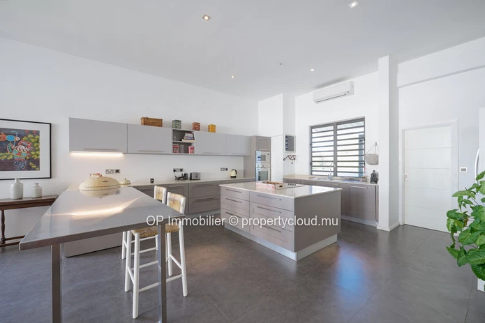 Penthouse meublé de 320 m² à louer à Péreybère avec piscine