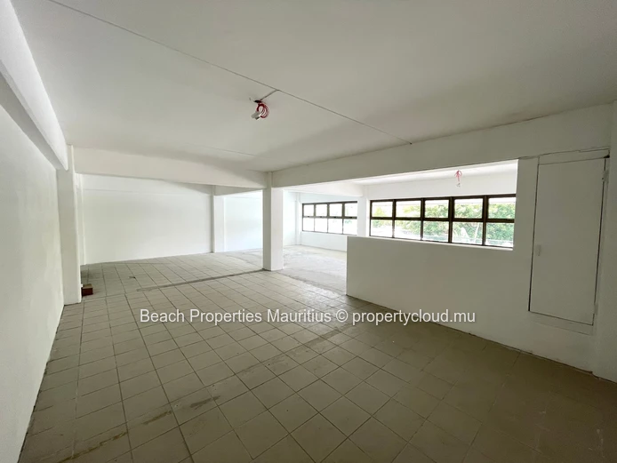Unité de bureaux flexible dans un quartier commercial dynamique de la côte Ouest