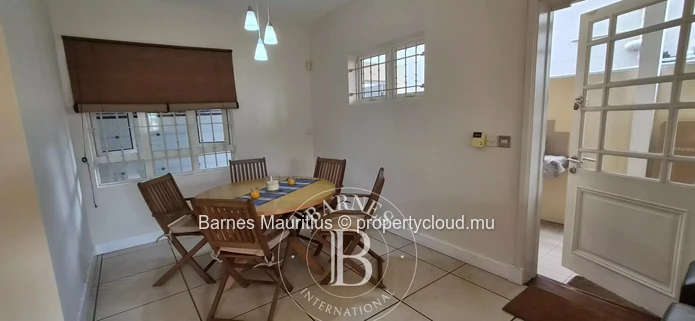 QUATRE BORNES - Maison et bureau jumelés à vendre - 450 m²