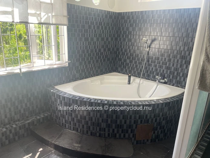 Très spacieuse villa tout confort avec 4 chambres, piscine et garage
