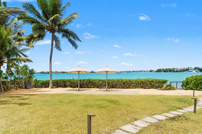 Appartement pieds dans l'eau à vendre à Grand Baie 152m² - Marché local exclusivement.