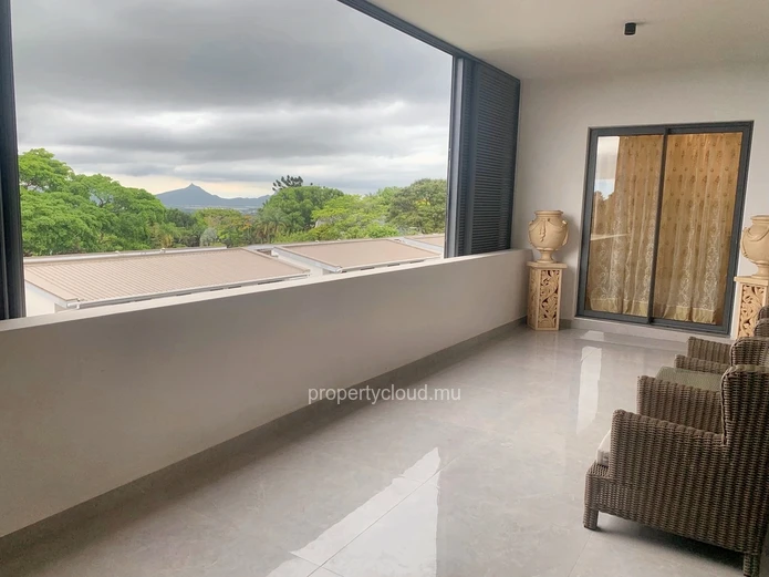 Floréal à vendre magnifique et récent appartement 3 chambres situé dans une luxueuse résidence sécurisée avec ascense...