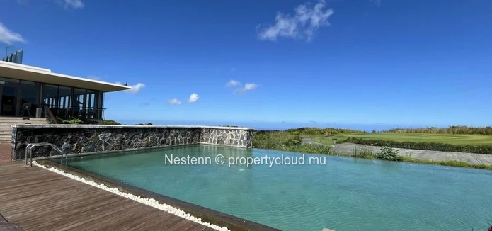 Terrain résidentiel de 5 015 m² avec accès golf 