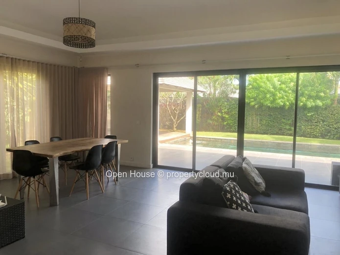 Villa PDS à vendre à Péreybère, 221m² habitables, terrain de 681m², 3 chambres + 1 bureau, piscine privée, 1 garage e...