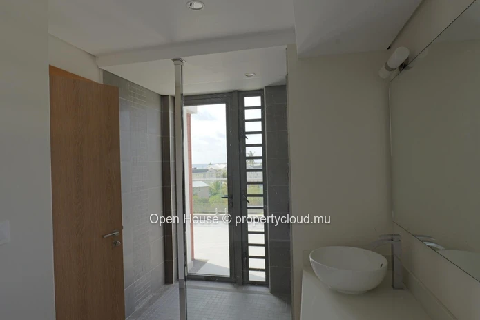 Penthouse PDS à vendre à Trou aux Biches, 345m², 3 chambres, piscine commune, accessible aux étrangers, plage, parkin...