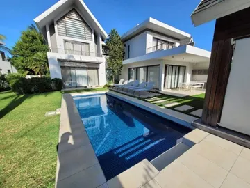 Superb 4-bedroom villa for sale close to a golf and the beach of Mont Choisy, Mauritius