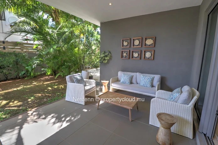 Appartement moderne de 3 chambres avec jardin et accès privé à la plage. 