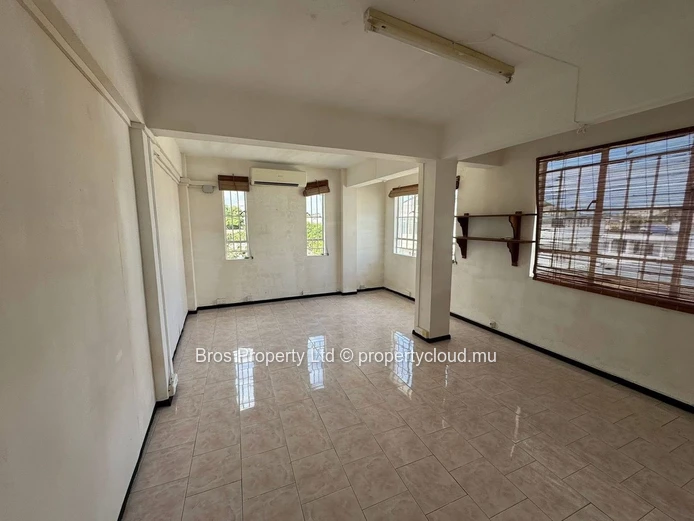 Commercial space for rent - 186 m2 | Rs 25,000/month | St Jean, Quatre Bornes (1 min walk to Metro & Bus stop)