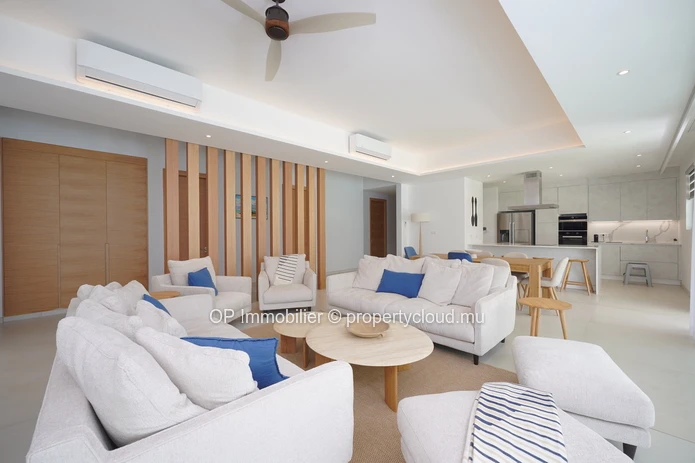 Appartement SCS à vendre, situé à Grand Baie, 225m², 3 chambres, piscine commune, meublé, climatisé, parking. Proche ...