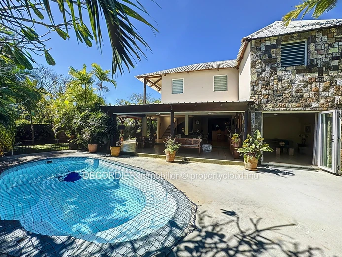 Grande maison contemporaine avec piscine et jardin