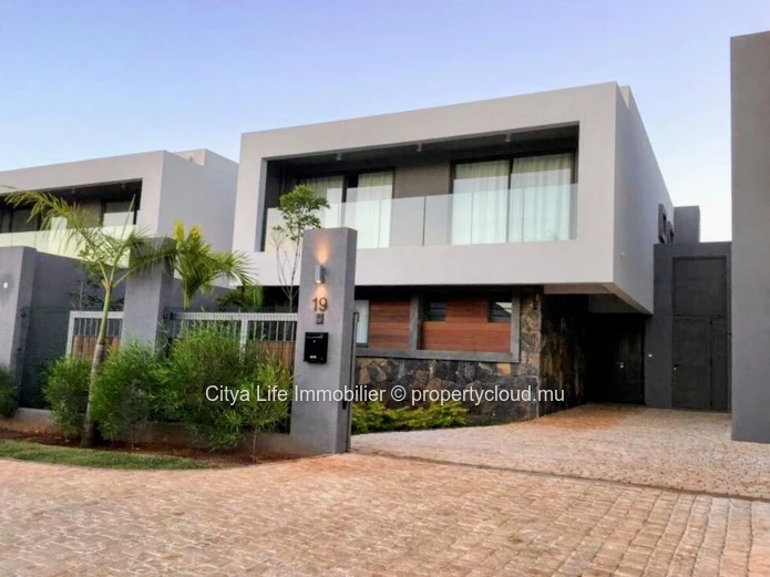Duplex de 4 chambres avec piscine privée à vendre à Balaclava