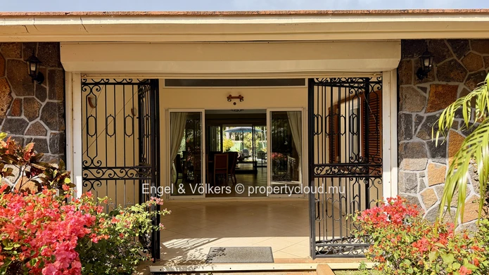 Charming Single-Storey Villa with Private Pool and Tropical Garden