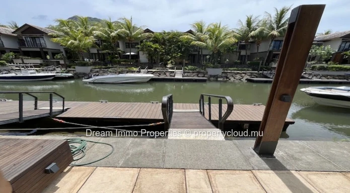 Duplex 3 Chambres Avec Ponton Privatif Dans Une Marina D’Exception À Rivière Noire - Île Maurice