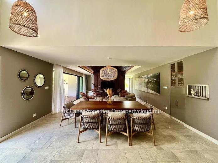 Luxueuse villa de golf contemporaine en vente meublée au sein de Heritage Villas Valriche