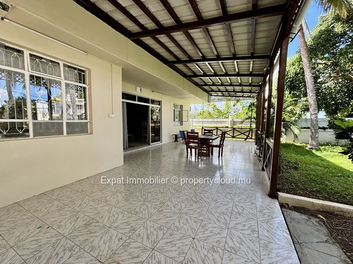 House With Large Veranda, Garden And Beach Walking Distance – Pereybere