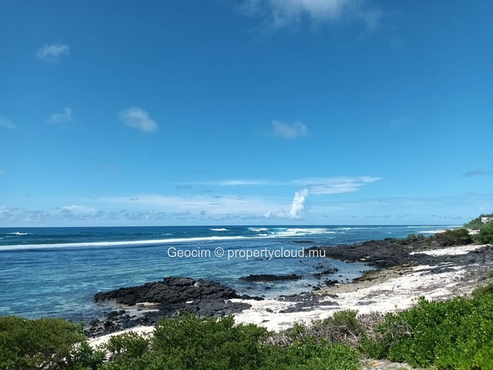 Roches Noires A 100 métres de la mer Appartement neuf de 2 càc balcon Parking Piscine communes. (Mandat exclusif)